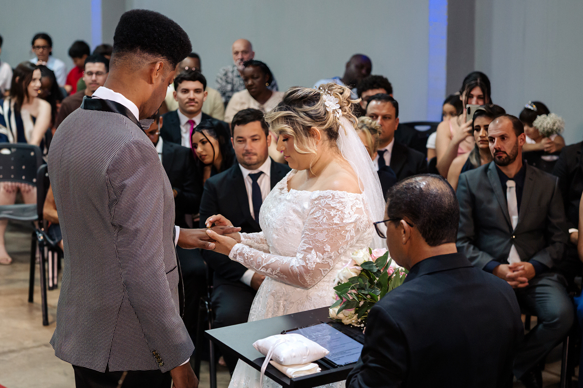 noiva colocando a aliança no noivo