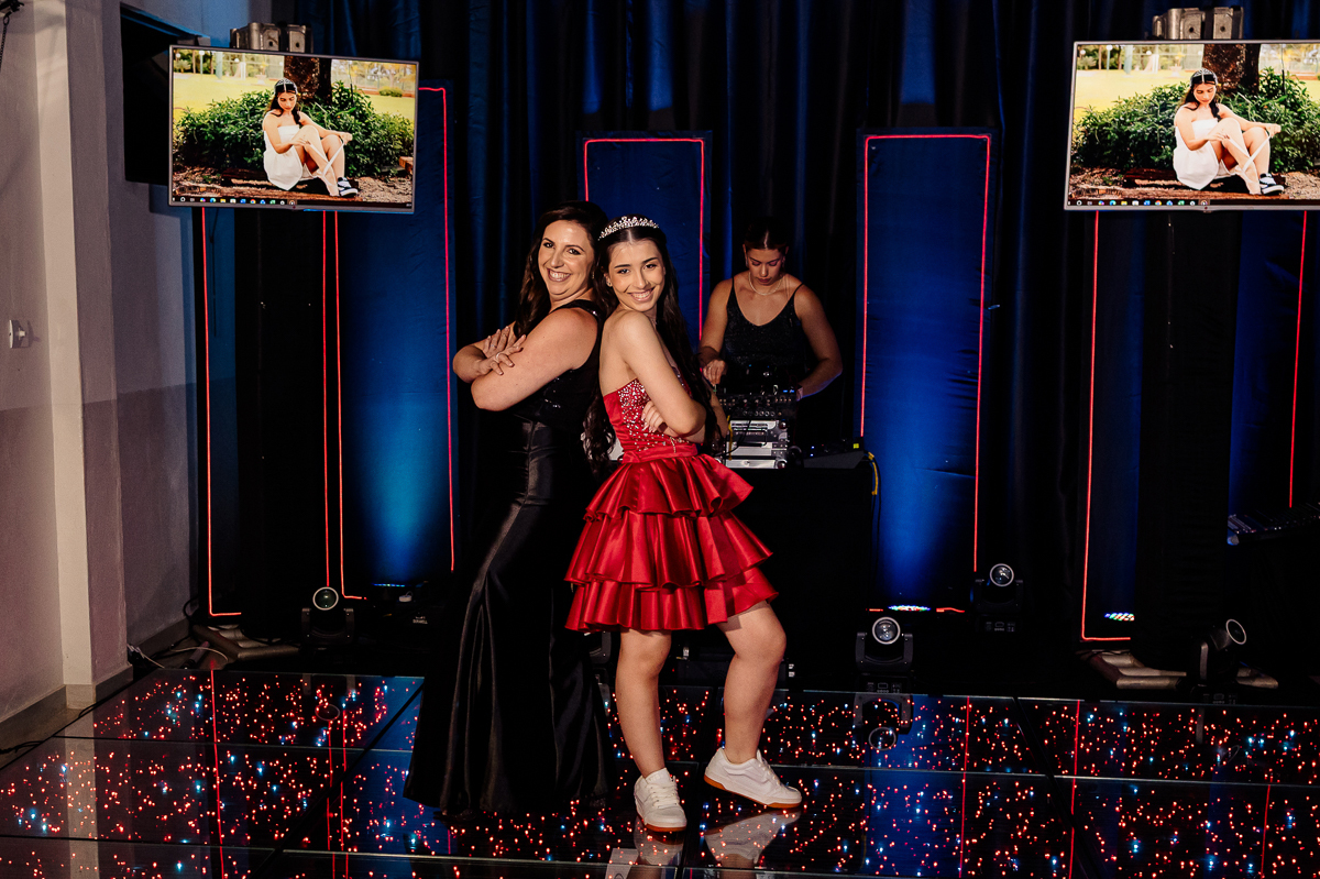 MAE E FILHA NA PISTa de danca