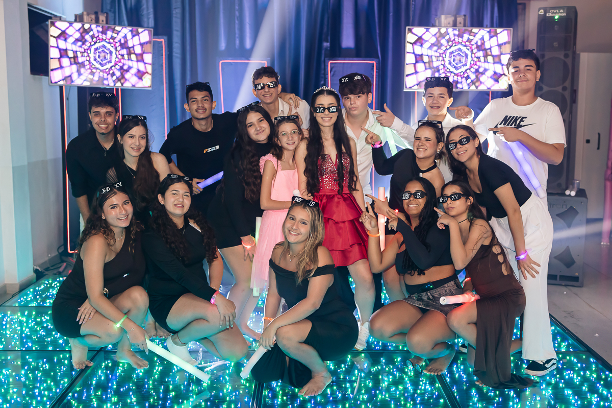 pose com amigos na pista de danca