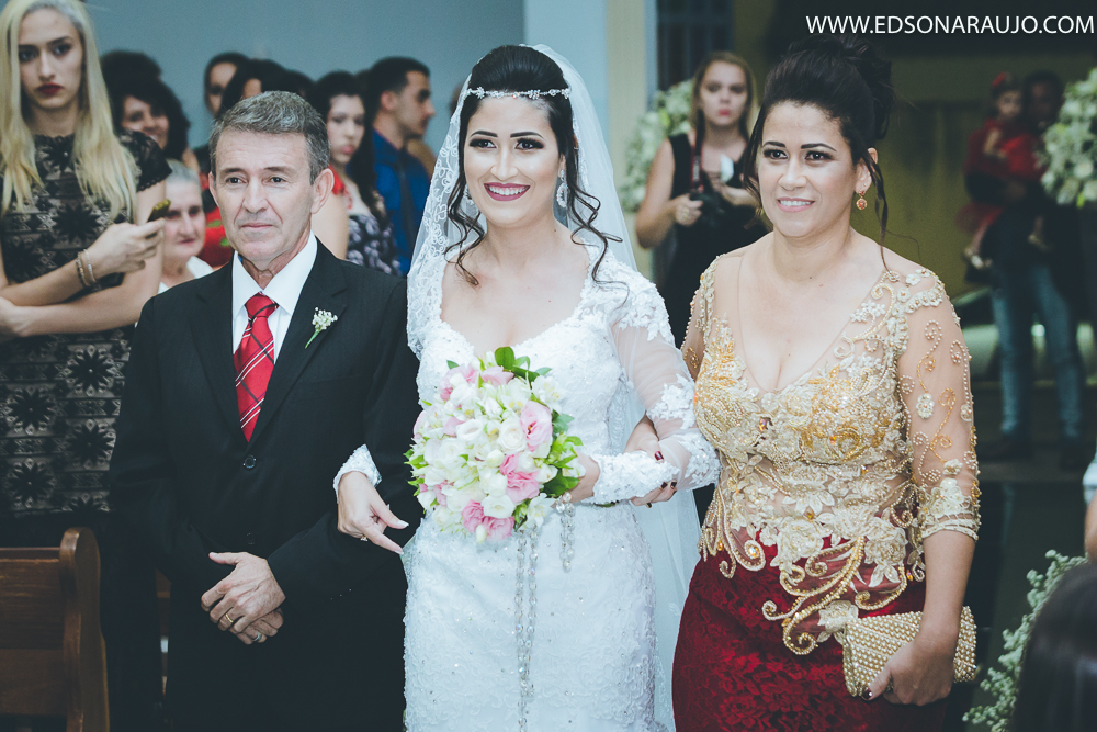 casamento da Nayane e Andre noiva entrando com os pais, casamento emocionante