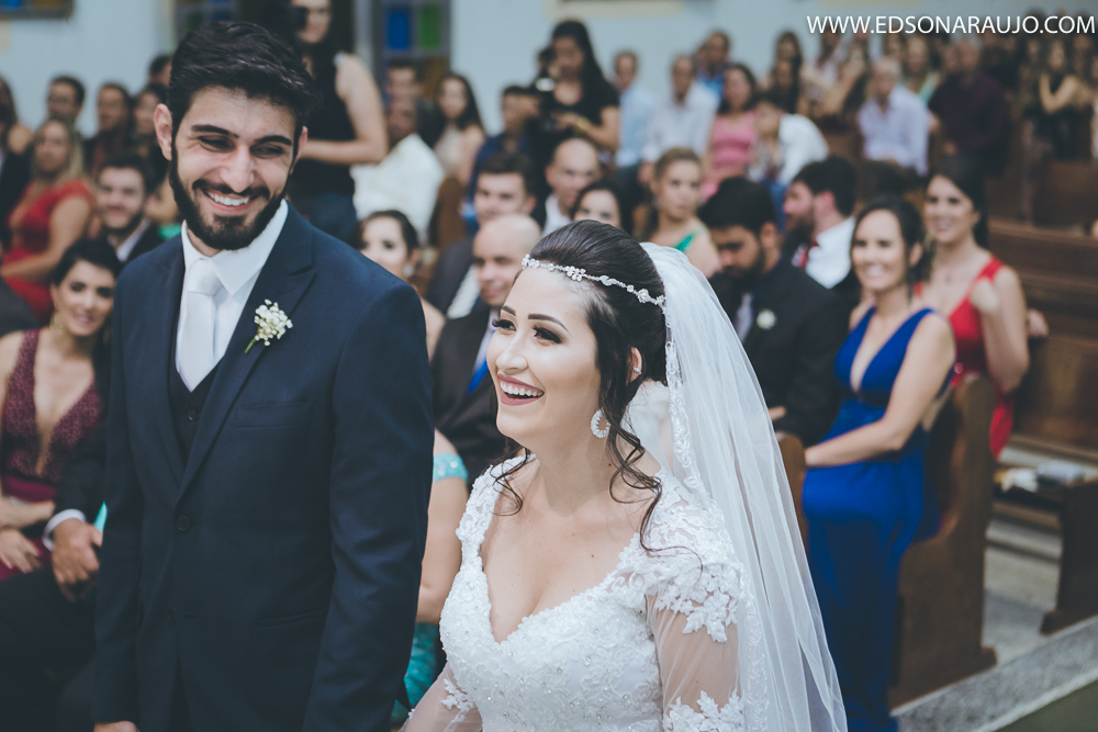 Andre e Nayane, sorridentes aproveitando cada segundo da linda cerimonia, realizada em Joao Pinheiro MG