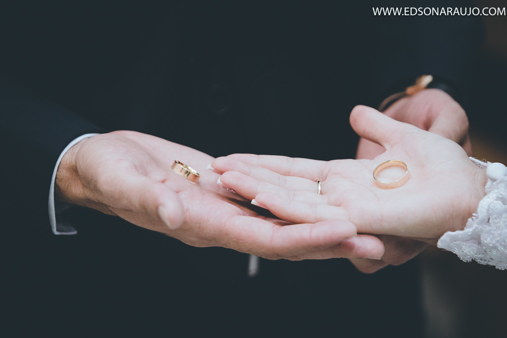 Lindas alianças do casal Nayane e Andre, detalhes fotografia com detalhe Edson Araujo fotografias