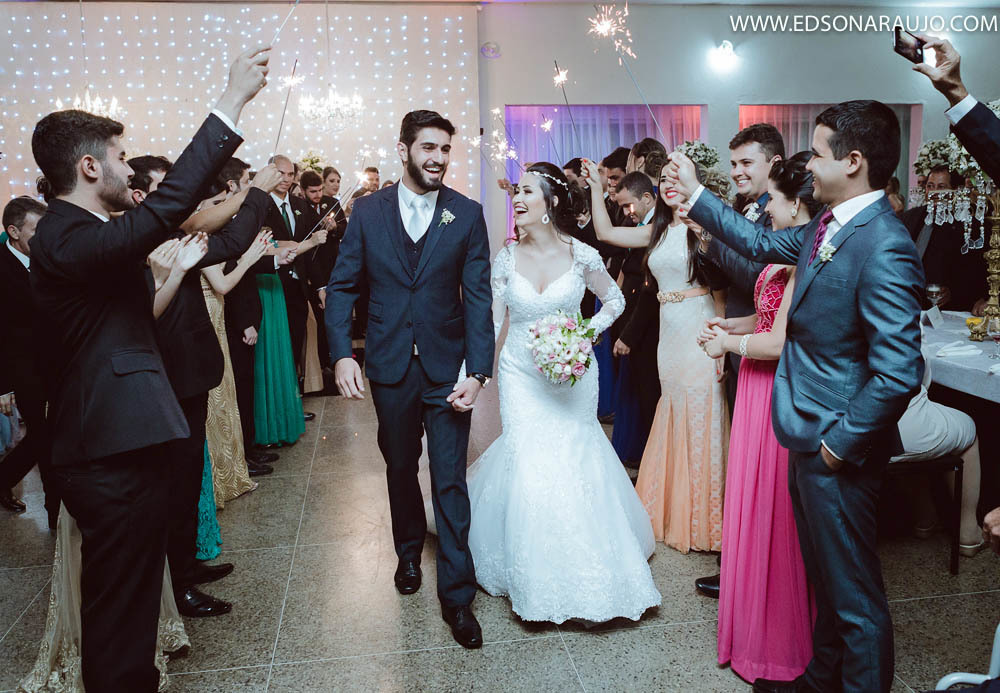 Noivos alegres e sorridentes, Andre e Nayane arrasaram no seu casamento.  eu amei.  foto Edson Araujo 