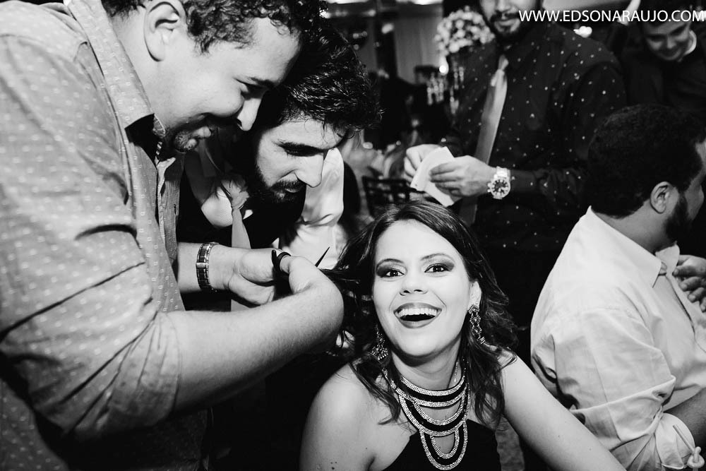 ja que nao vai pagar vou cortar seu cabelo. rsrs.  corte de gravata. noivo Andre. foto:Edson Araujo Fotografias