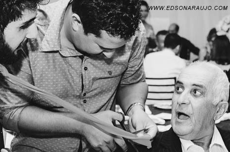 Dinheiro? gravata? quero não.!!   momento alegre, corte da gravata do noivo Andre