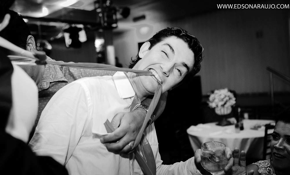 Corte da gravata do noivo Andre,  foto assim é que eu gosto. Edson Araujo Fotografias
