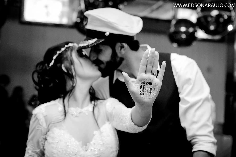 Ops, tire as crianças da sala,  rsrs, esse fotografo é doido.   Fotos criativas, os noivos  gostam, e eu tambèm