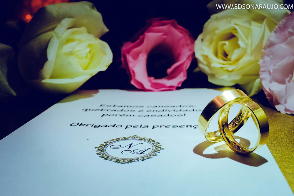 fotos das alianças do casal Nayane e Andre fechando em grande estilo o álbum vai ficar lindo.  Edson Araujo fotografias, fotografo em Joao pinheiro - mg
