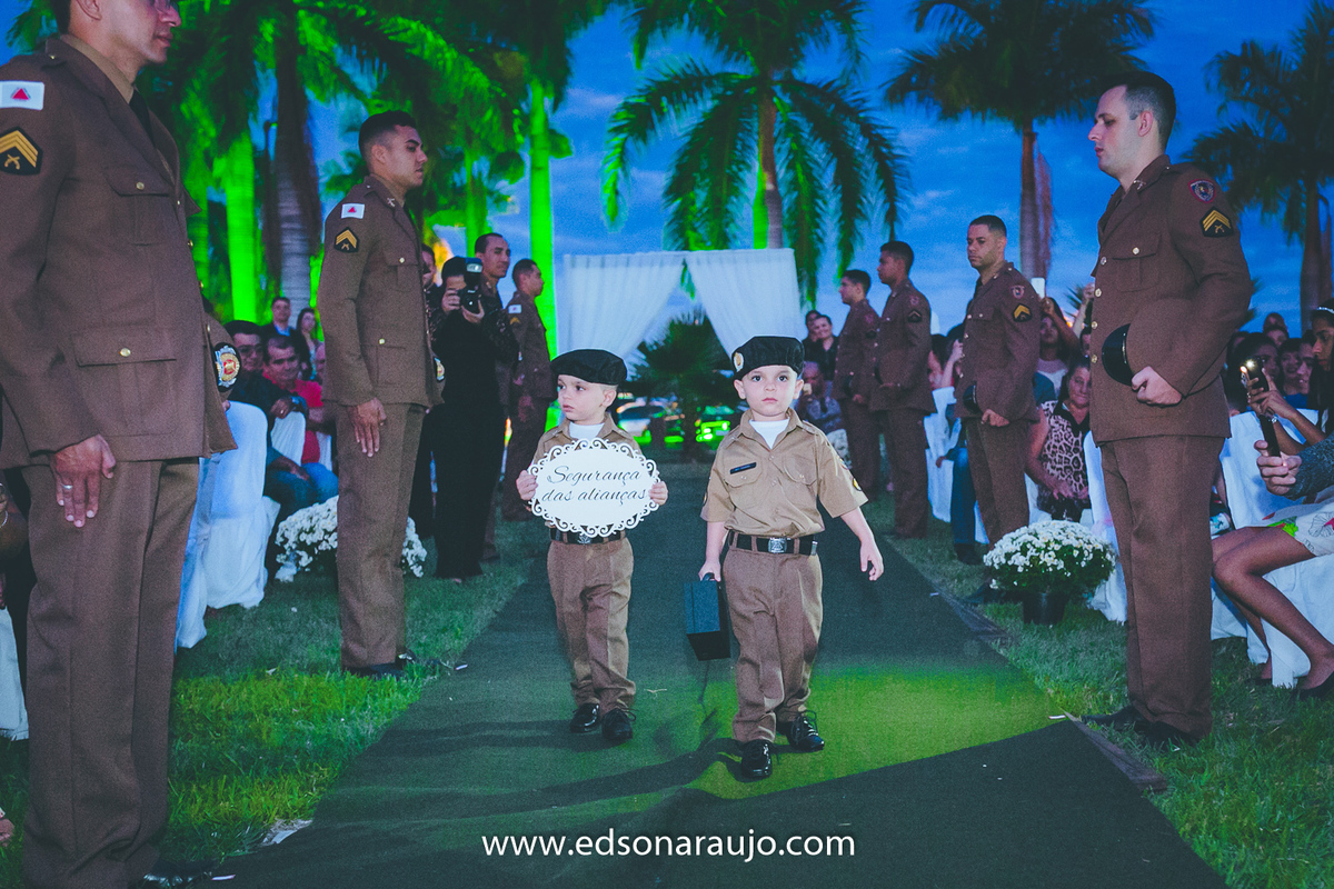 Casamento ao ar livre, Casamento militar ao ar livre, Casamento no kika, Casamento no gramado, Casamento em João Pinheiro, Edson Araujo Fotografias, Melhor fotografo.
Fotografo em JOão Pinheiro