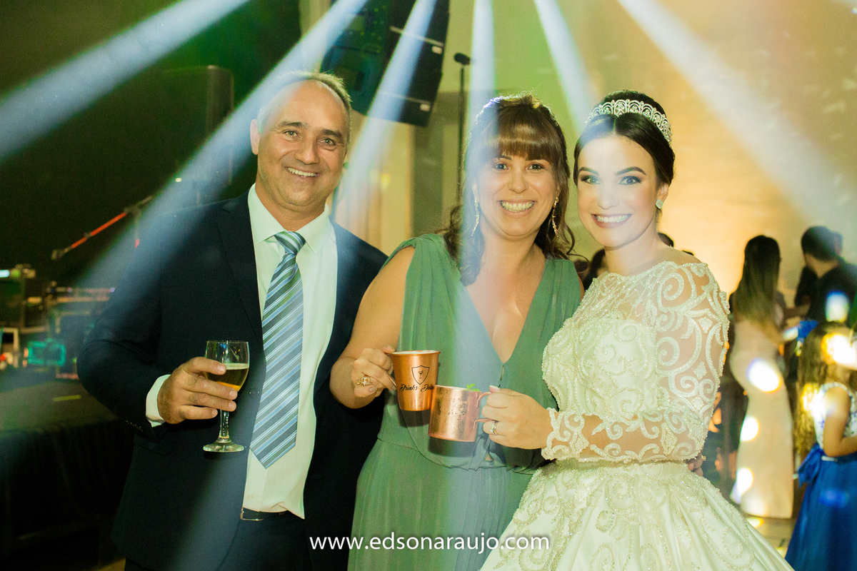 casamento da Isabella e Cilson em Patos de Minas MG.  Catedral Santo Antonio e recepção no salão de festas DB,  Cerimonial Conceito Eventos, salão de beleza  Le Salon, Vestido da noiva Fernando Peixoto, 
