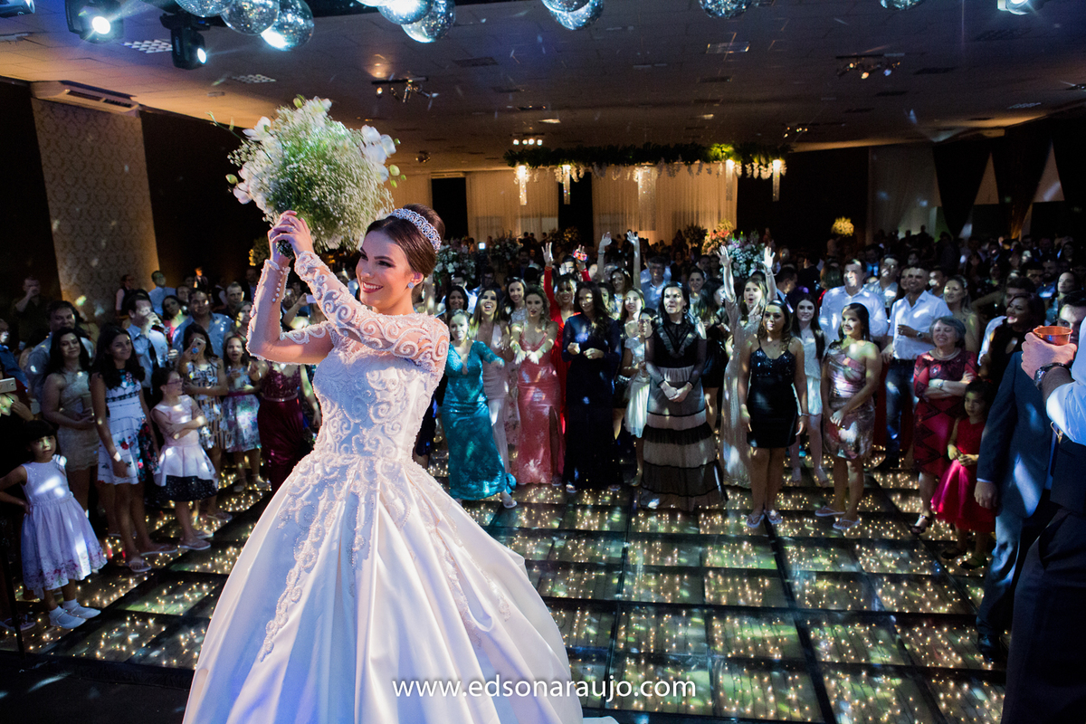 casamento da Isabella e Cilson em Patos de Minas MG.  Catedral Santo Antonio e recepção no salão de festas DB,  Cerimonial Conceito Eventos, salão de beleza  Le Salon, Vestido da noiva Fernando Peixoto, 
