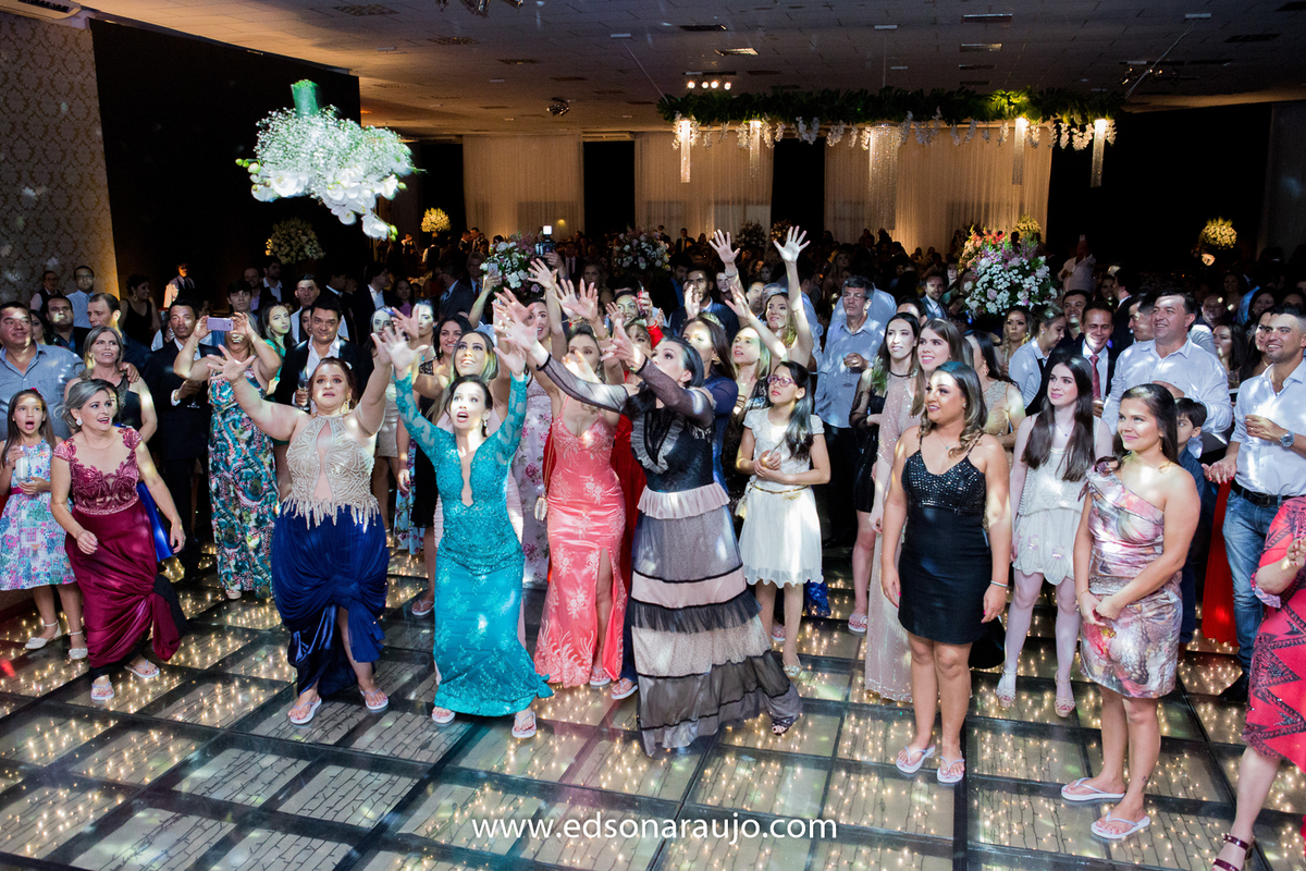 casamento da Isabella e Cilson em Patos de Minas MG.  Catedral Santo Antonio e recepção no salão de festas DB,  Cerimonial Conceito Eventos, salão de beleza  Le Salon, Vestido da noiva Fernando Peixoto, 
