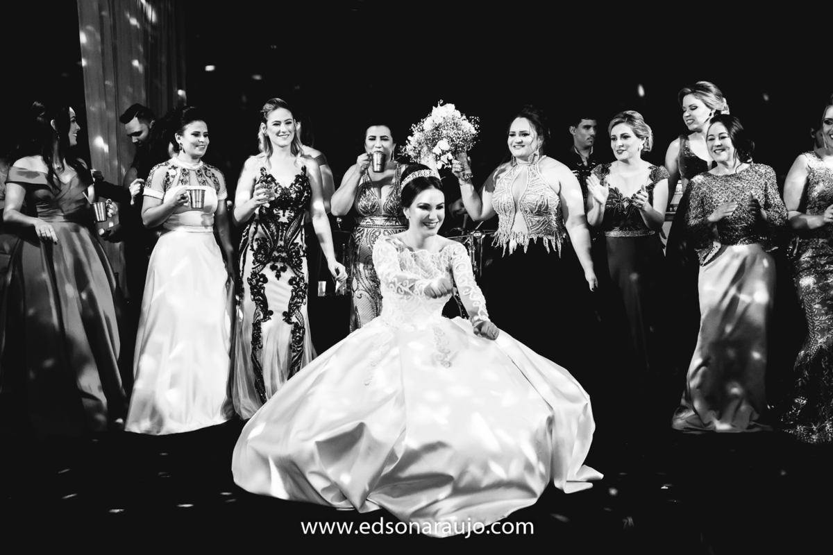 casamento da Isabella e Cilson em Patos de Minas MG.  Catedral Santo Antonio e recepção no salão de festas DB,  Cerimonial Conceito Eventos, salão de beleza  Le Salon, Vestido da noiva Fernando Peixoto, 
