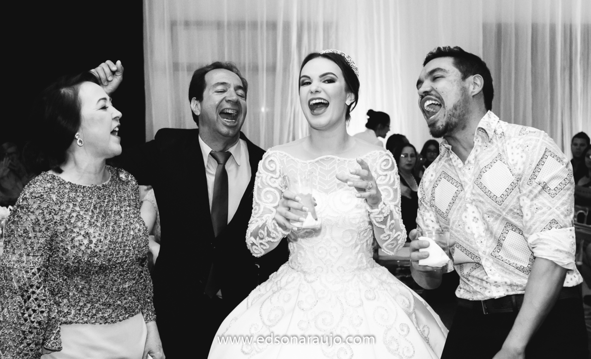 casamento da Isabella e Cilson em Patos de Minas MG.  Catedral Santo Antonio e recepção no salão de festas DB,  Cerimonial Conceito Eventos, salão de beleza  Le Salon, Vestido da noiva Fernando Peixoto, 
