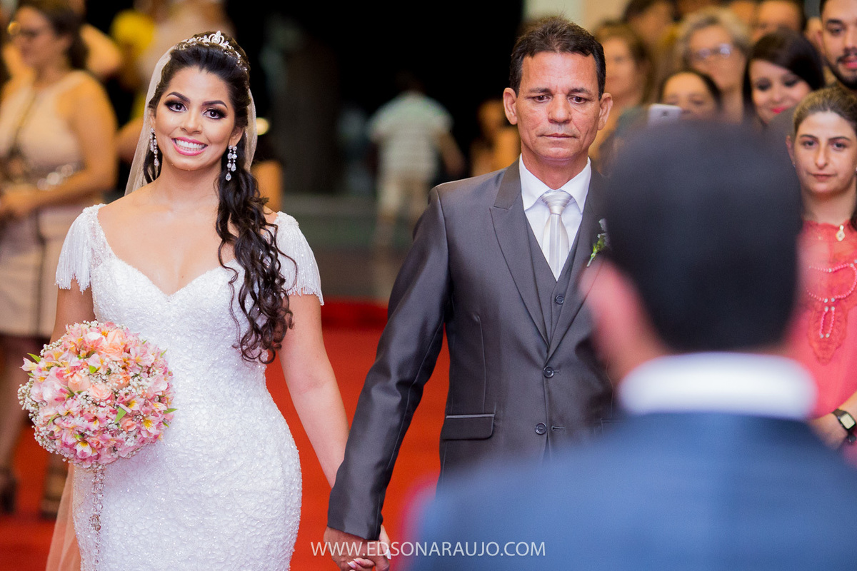 Casamento da Carol e Paulo Jr. em Lagoa Grande - MG. Igreja Matriz São Sebastião, Fotografo Edson Araujo, Cerimonial Conceito Eventos, Decoracao Neimar Decoracoes, Produção da noiva: Sinara Moreira. Melhor Fotografo Lagoa Grande.