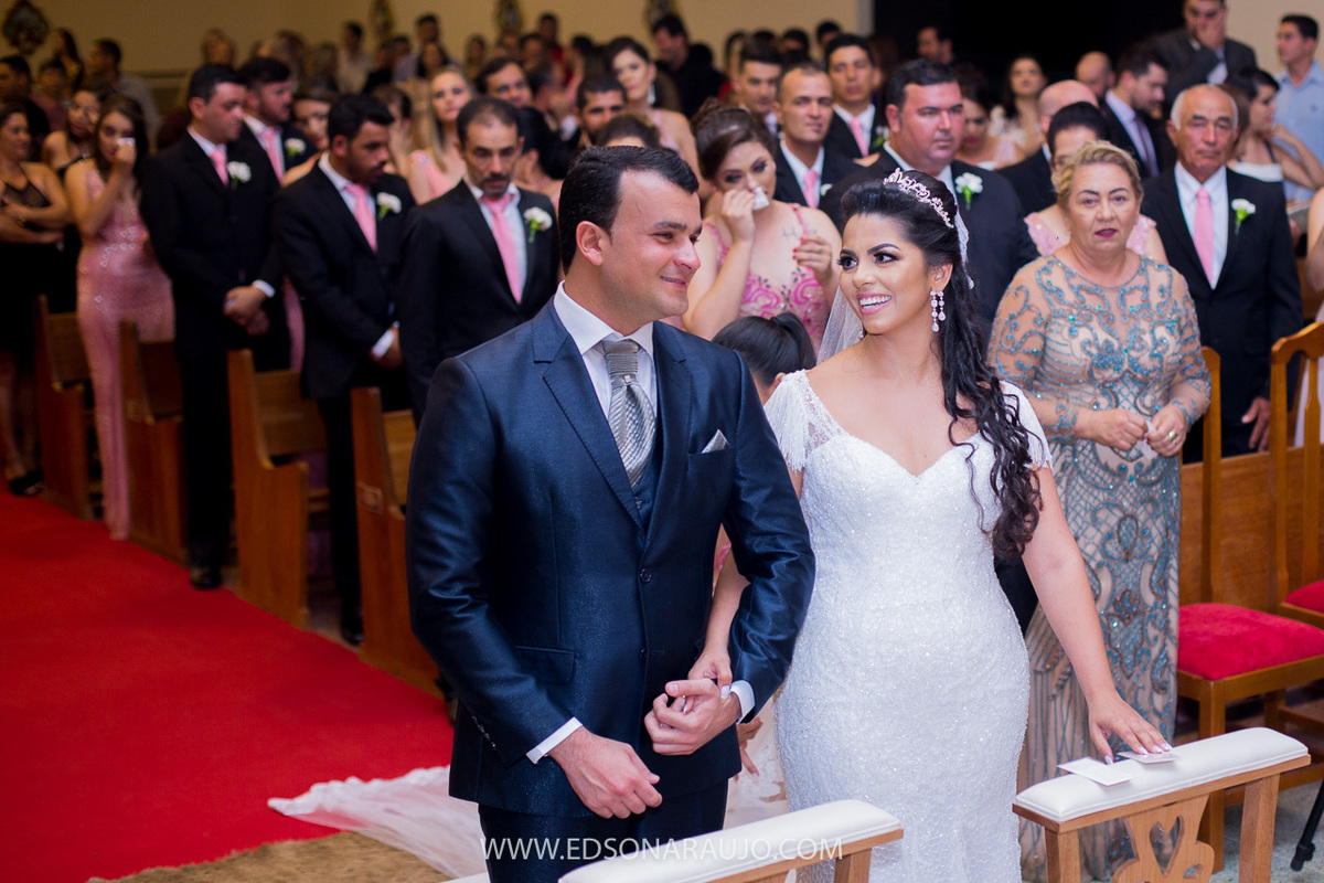 Casamento da Carol e Paulo Jr. em Lagoa Grande - MG. Igreja Matriz São Sebastião, Fotografo Edson Araujo, Cerimonial Conceito Eventos, Decoracao Neimar Decoracoes, Produção da noiva: Sinara Moreira. Melhor Fotografo Lagoa Grande.