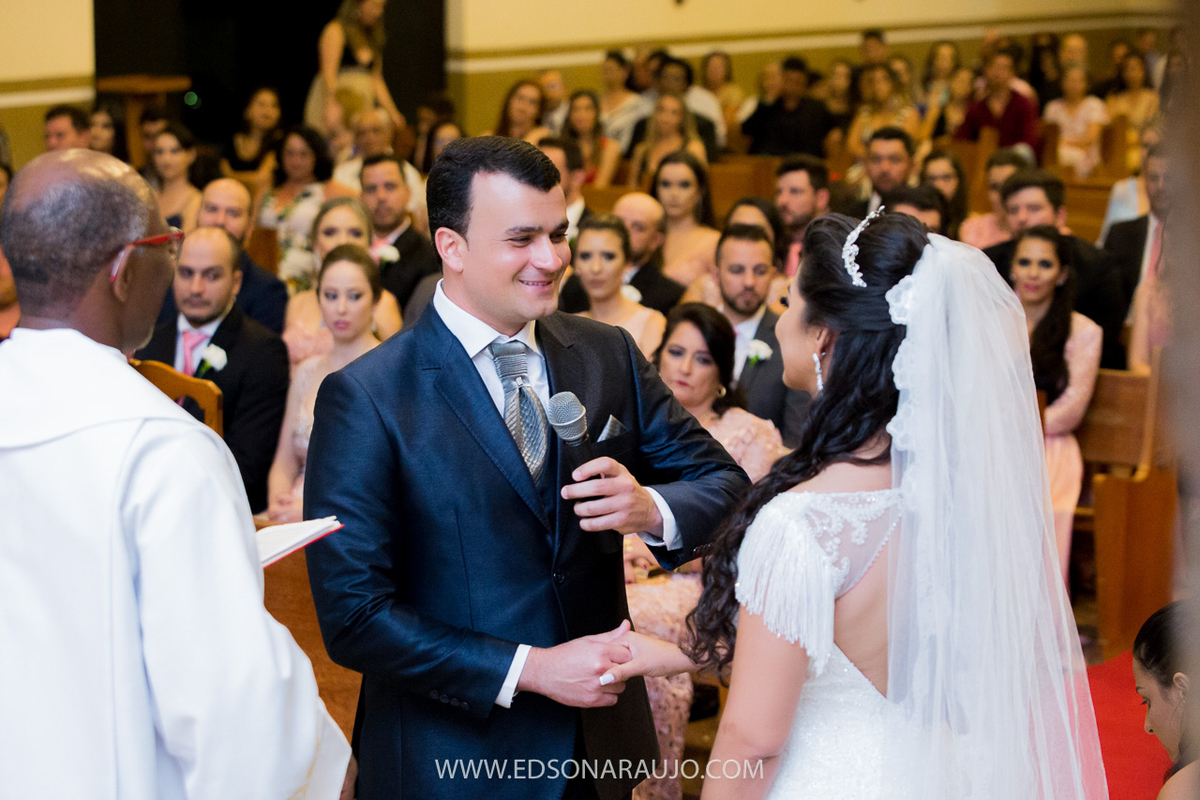 Casamento da Carol e Paulo Jr. em Lagoa Grande - MG. Igreja Matriz São Sebastião, Fotografo Edson Araujo, Cerimonial Conceito Eventos, Decoracao Neimar Decoracoes, Produção da noiva: Sinara Moreira. Melhor Fotografo Lagoa Grande.