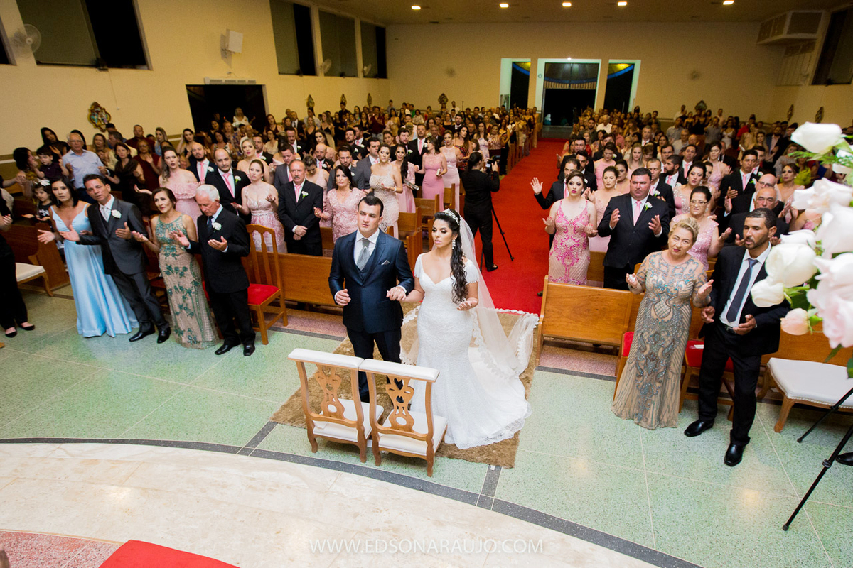 Casamento da Carol e Paulo Jr. em Lagoa Grande - MG. Igreja Matriz São Sebastião, Fotografo Edson Araujo, Cerimonial Conceito Eventos, Decoracao Neimar Decoracoes, Produção da noiva: Sinara Moreira. Melhor Fotografo Lagoa Grande.