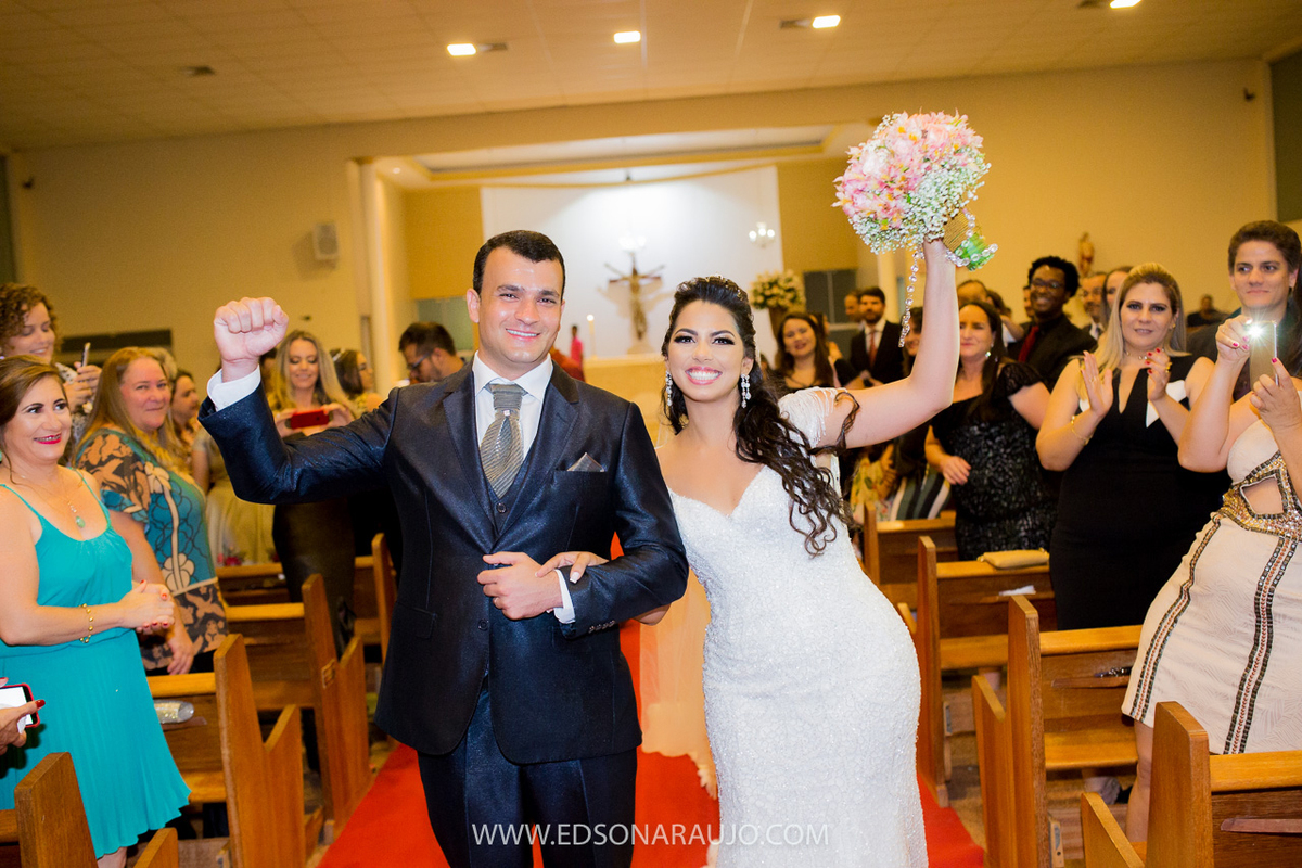 Casamento da Carol e Paulo Jr. em Lagoa Grande - MG. Igreja Matriz São Sebastião, Fotografo Edson Araujo, Cerimonial Conceito Eventos, Decoracao Neimar Decoracoes, Produção da noiva: Sinara Moreira. Melhor Fotografo Lagoa Grande.