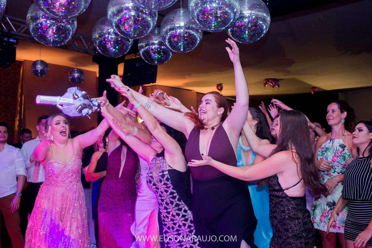 Casamento da Carol e Paulo Jr. em Lagoa Grande - MG. Igreja Matriz São Sebastião, Fotografo Edson Araujo, Cerimonial Conceito Eventos, Decoracao Neimar Decoracoes, Produção da noiva: Sinara Moreira. Melhor Fotografo Lagoa Grande.