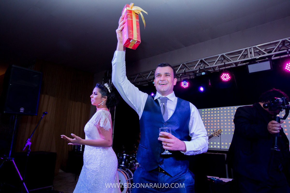 Casamento da Carol e Paulo Jr. em Lagoa Grande - MG. Igreja Matriz São Sebastião, Fotografo Edson Araujo, Cerimonial Conceito Eventos, Decoracao Neimar Decoracoes, Produção da noiva: Sinara Moreira. Melhor Fotografo Lagoa Grande.