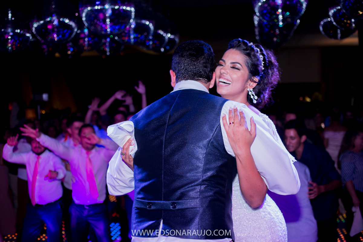Casamento da Carol e Paulo Jr. em Lagoa Grande - MG. Igreja Matriz São Sebastião, Fotografo Edson Araujo, Cerimonial Conceito Eventos, Decoracao Neimar Decoracoes, Produção da noiva: Sinara Moreira. Melhor Fotografo Lagoa Grande.