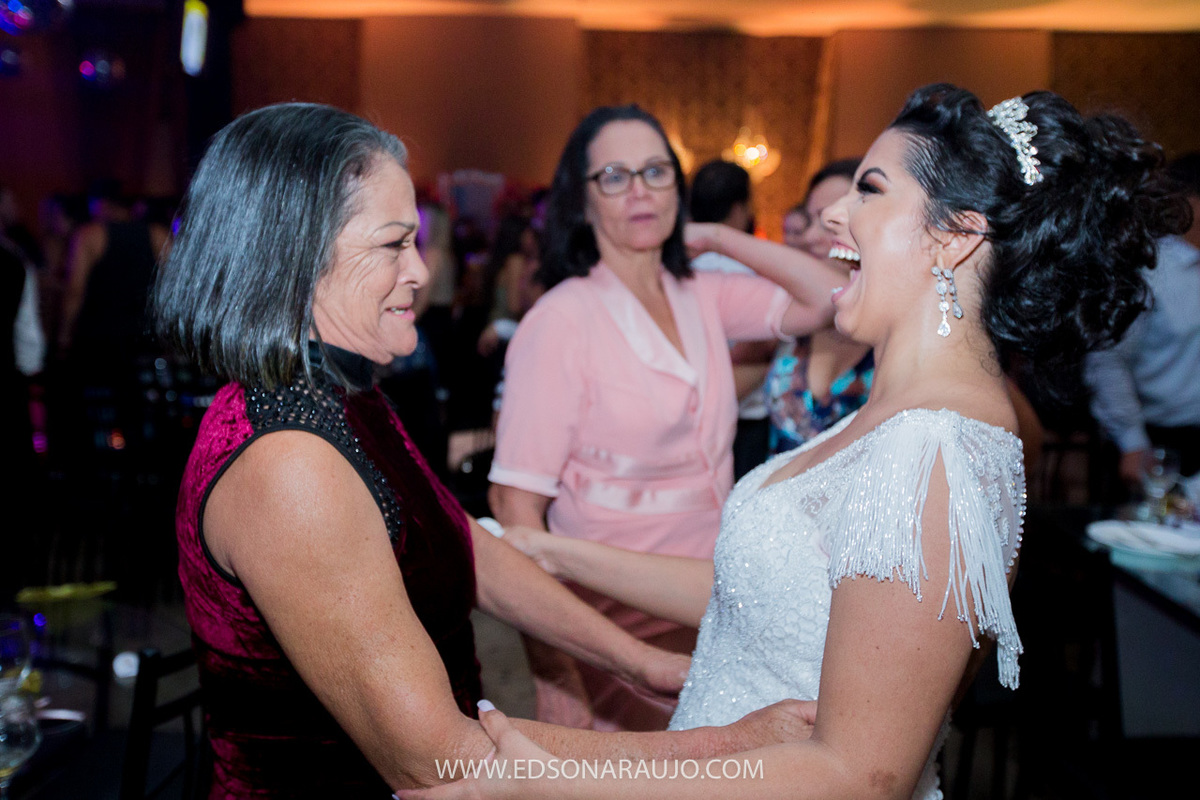 Casamento da Carol e Paulo Jr. em Lagoa Grande - MG. Igreja Matriz São Sebastião, Fotografo Edson Araujo, Cerimonial Conceito Eventos, Decoracao Neimar Decoracoes, Produção da noiva: Sinara Moreira. Melhor Fotografo Lagoa Grande.
