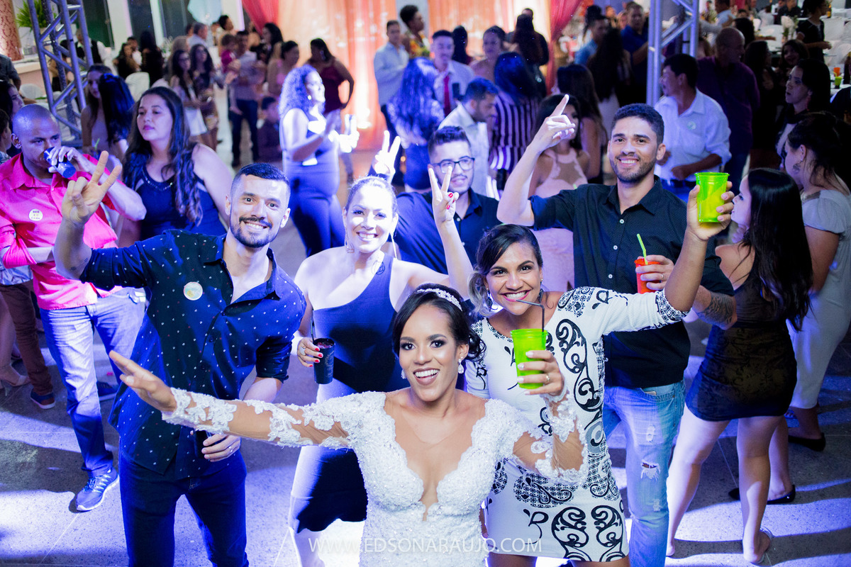 Casamento da Mairane e Jose Vicente em Joao Pinheiro MG, realizado na Igreja Imaculada Conceicao e rececpcao no Lions Club, 
Maquiagem da noiva Luciana Braga, Fotografias Edson Araujo e Ariele Araujo, Fotografo de casamentos em Joao pinheiro