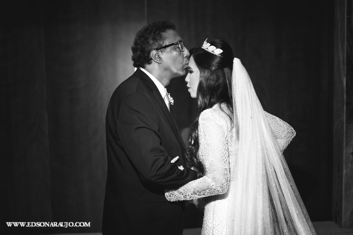 Casamento da Carol e Gledson, Igreja do Rosario em Patos de Minas MG, recepção no salão de festas do House Fest. Fotografo Edson Araujo fotografias, fotógrafo em Patos de Minas e região, Cerimonial Conceito Eventos, Barbara maquiagens, Faelo Filmes