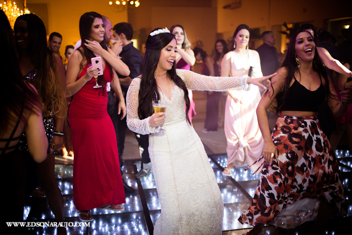 Casamento da Carol e Gledson, Igreja do Rosario em Patos de Minas MG, recepção no salão de festas do House Fest. Fotografo Edson Araujo fotografias, fotógrafo em Patos de Minas e região, Cerimonial Conceito Eventos, Barbara maquiagens, Faelo Filmes