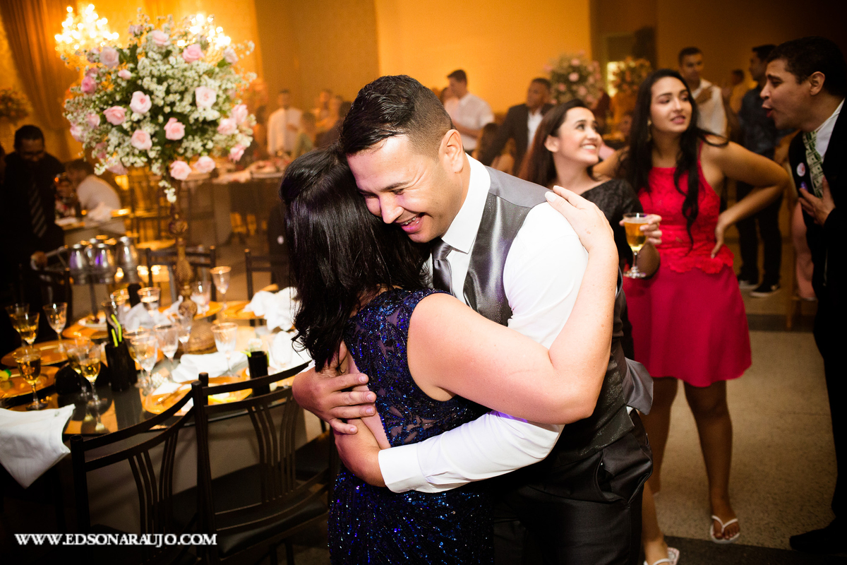 Casamento da Carol e Gledson, Igreja do Rosario em Patos de Minas MG, recepção no salão de festas do House Fest. Fotografo Edson Araujo fotografias, fotógrafo em Patos de Minas e região, Cerimonial Conceito Eventos, Barbara maquiagens, Faelo Filmes