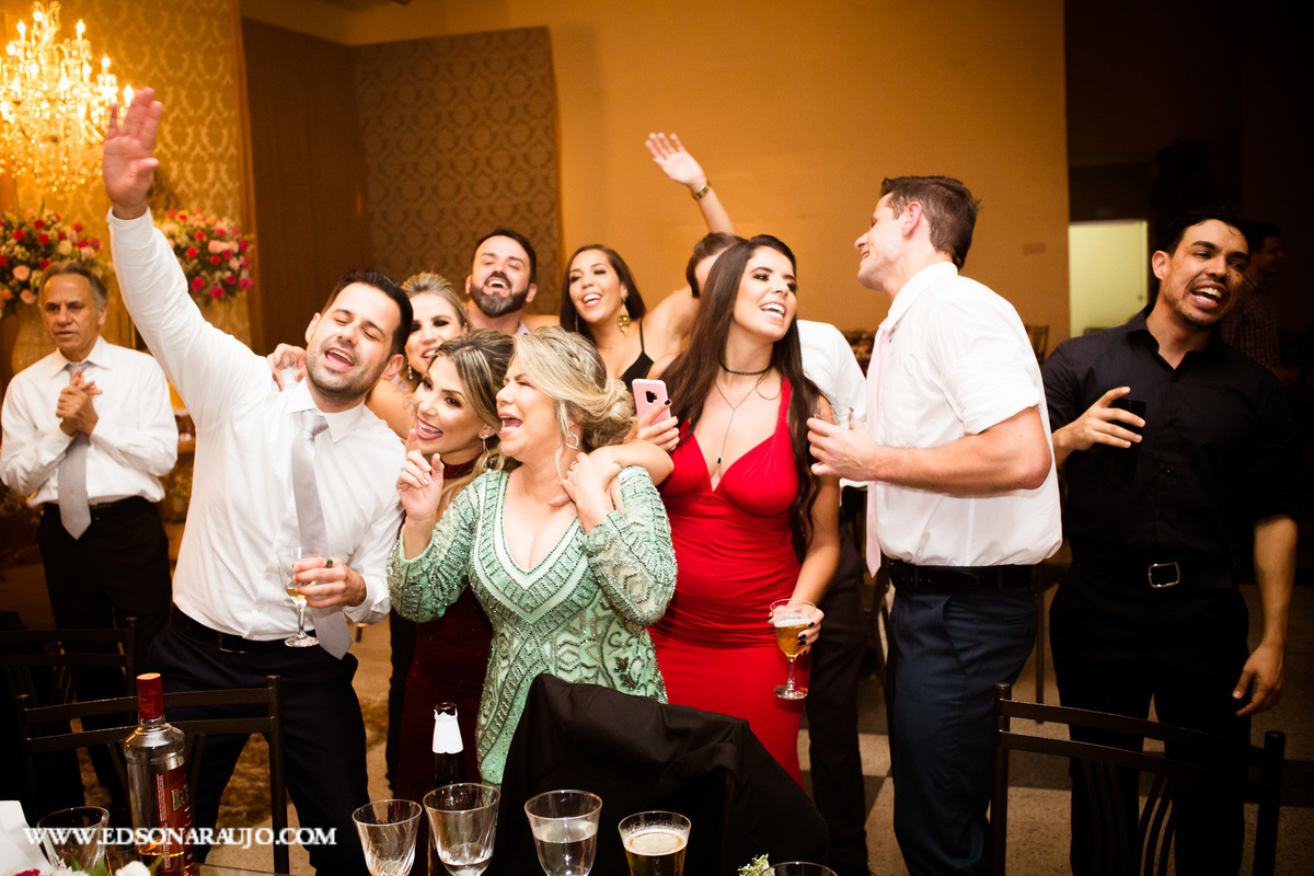 Casamento da Carol e Gledson, Igreja do Rosario em Patos de Minas MG, recepção no salão de festas do House Fest. Fotografo Edson Araujo fotografias, fotógrafo em Patos de Minas e região, Cerimonial Conceito Eventos, Barbara maquiagens, Faelo Filmes