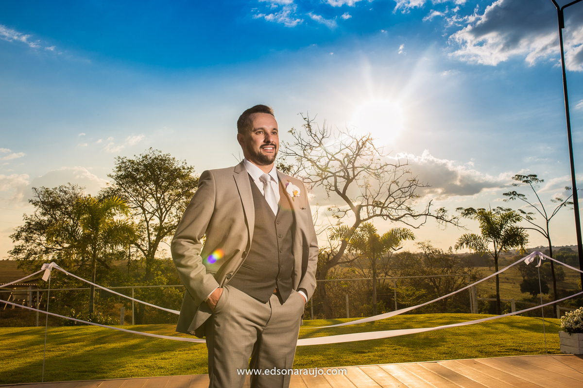 Casamento da Fabiola e Henrique em Patos de Minas MG.  Sitio toe do jo, casamento lindo ao ar livre em patos de minas, casamento ao por do sol, com o melhor fotografo de casamentos edson araujo, barbara maquiagens, nice, toe do jo 