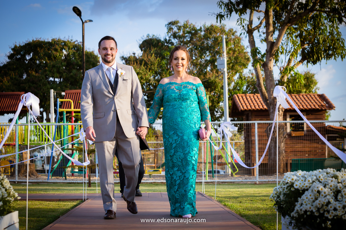 Casamento da Fabiola e Henrique em Patos de Minas MG.  Sitio toe do jo, casamento lindo ao ar livre em patos de minas, casamento ao por do sol, com o melhor fotografo de casamentos edson araujo, barbara maquiagens, nice, toe do jo 