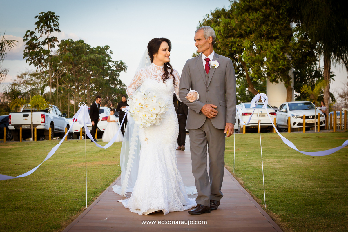 Casamento da Fabiola e Henrique em Patos de Minas MG.  Sitio toe do jo, casamento lindo ao ar livre em patos de minas, casamento ao por do sol, com o melhor fotografo de casamentos edson araujo, barbara maquiagens, nice, toe do jo 