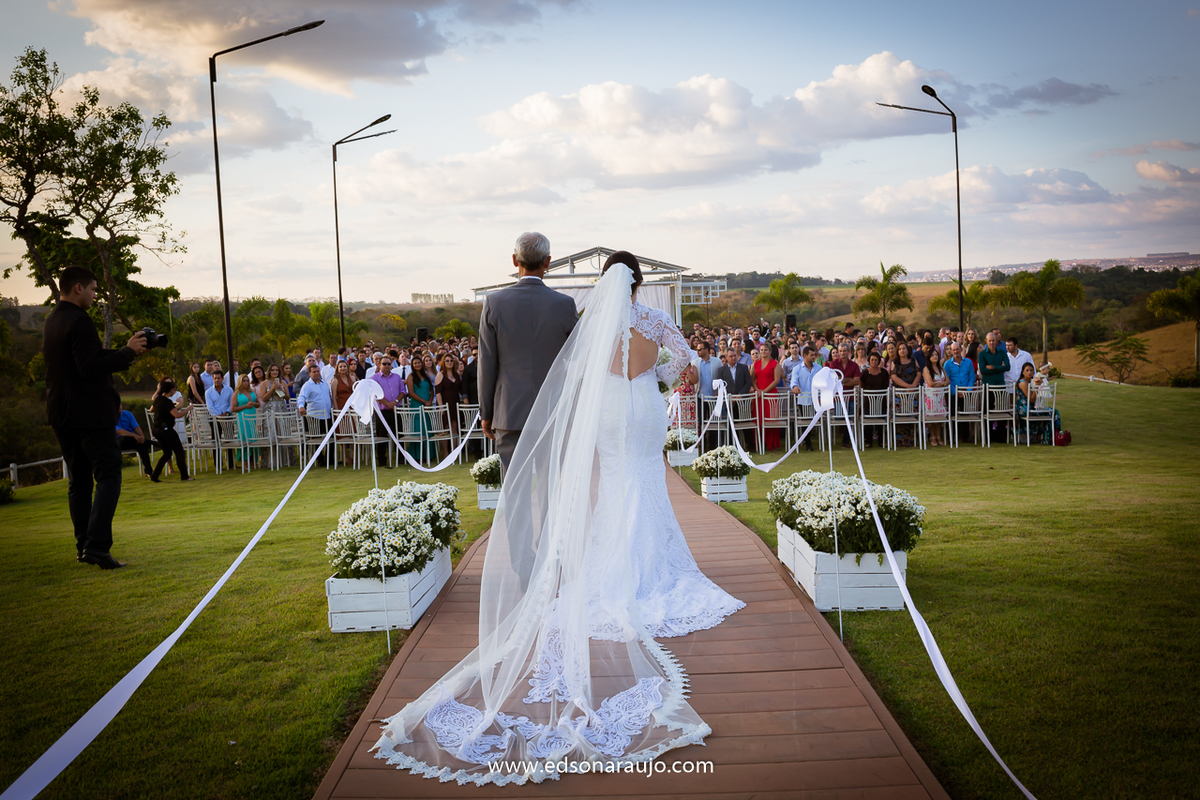 Casamento da Fabiola e Henrique em Patos de Minas MG.  Sitio toe do jo, casamento lindo ao ar livre em patos de minas, casamento ao por do sol, com o melhor fotografo de casamentos edson araujo, barbara maquiagens, nice, toe do jo 