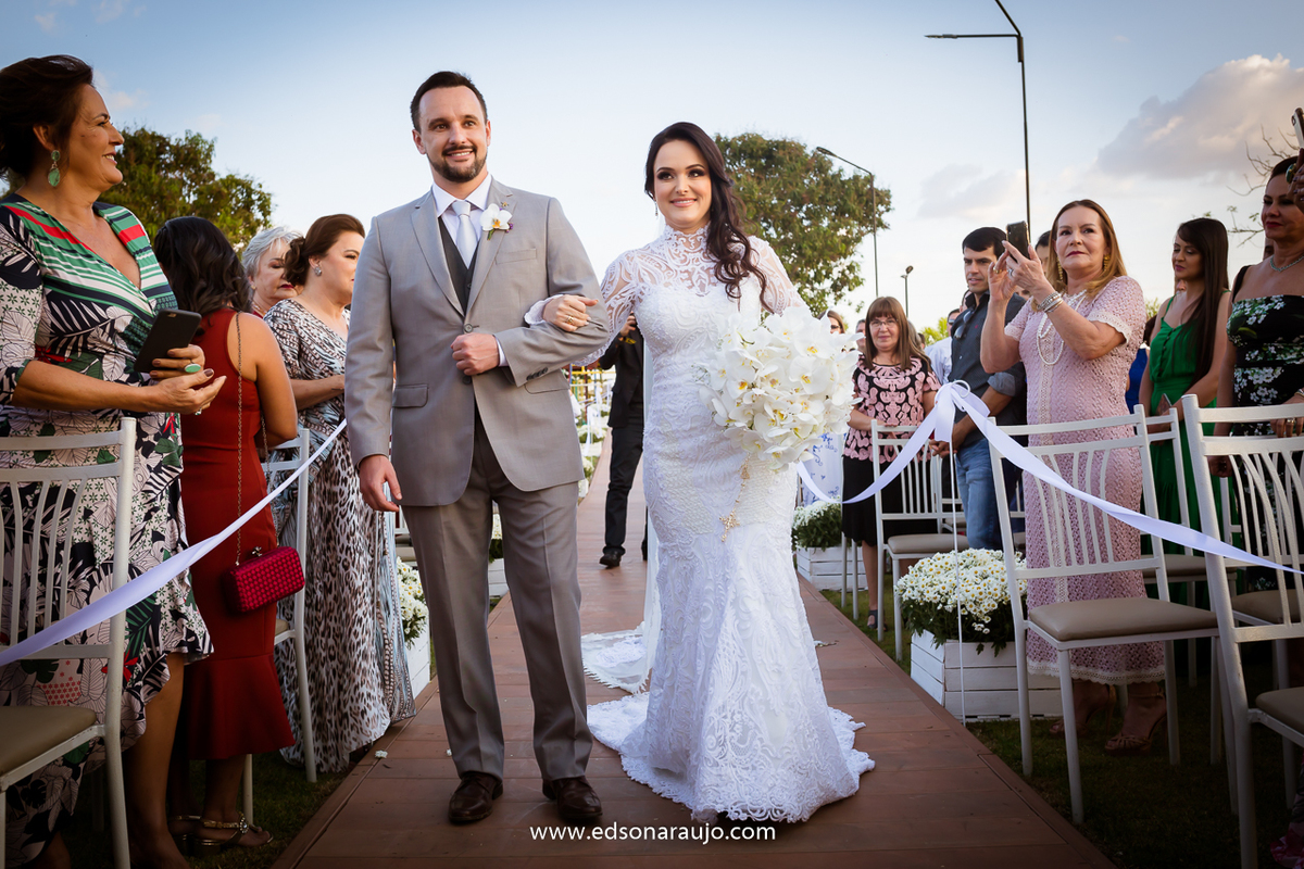 Casamento da Fabiola e Henrique em Patos de Minas MG.  Sitio toe do jo, casamento lindo ao ar livre em patos de minas, casamento ao por do sol, com o melhor fotografo de casamentos edson araujo, barbara maquiagens, nice, toe do jo 