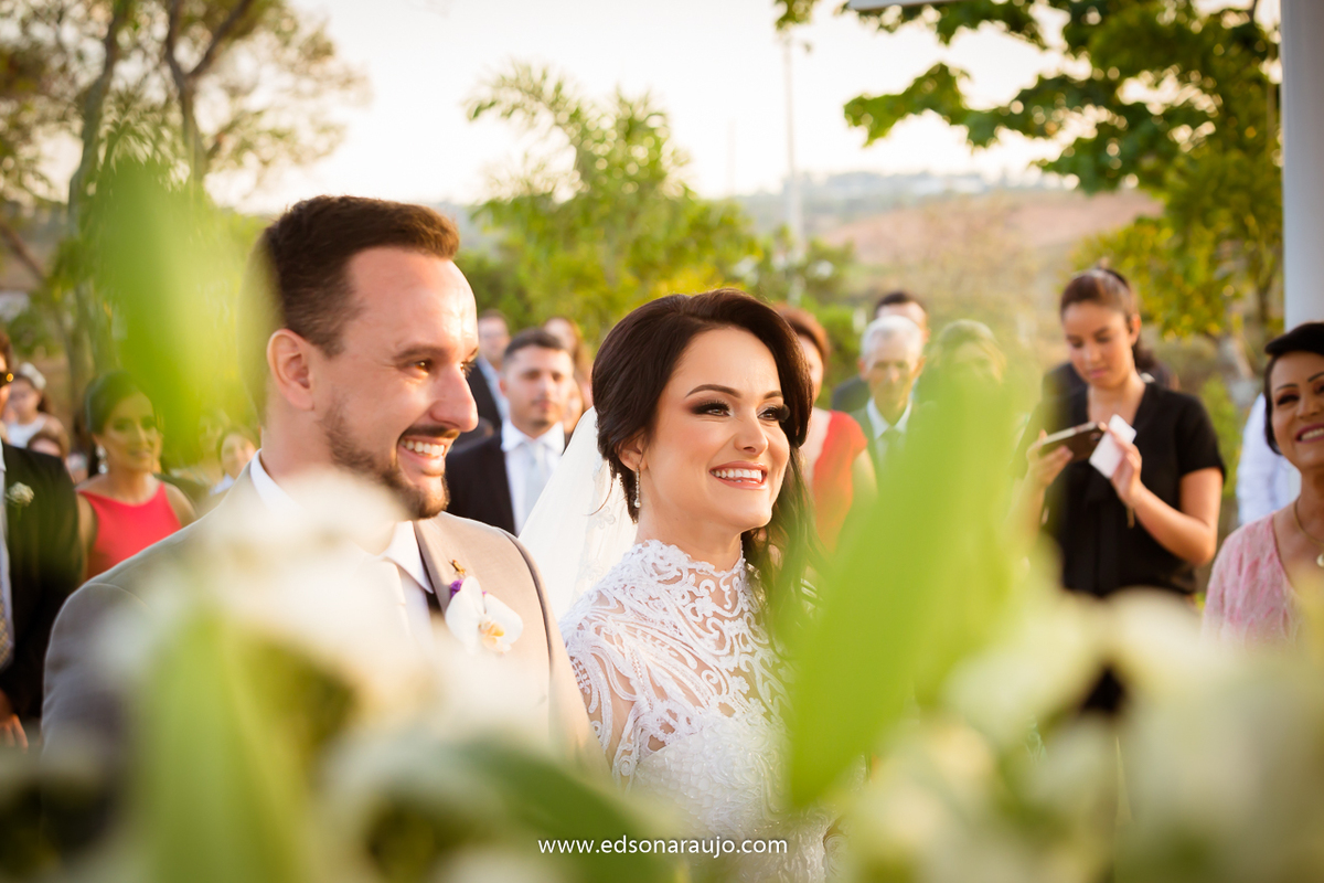 Casamento da Fabiola e Henrique em Patos de Minas MG.  Sitio toe do jo, casamento lindo ao ar livre em patos de minas, casamento ao por do sol, com o melhor fotografo de casamentos edson araujo, barbara maquiagens, nice, toe do jo 