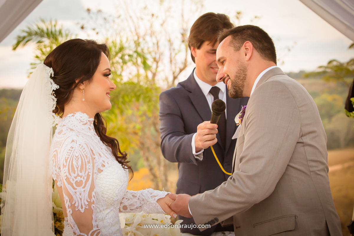 Casamento_da_Fabiola_e_Henrique_em_Patos_de_Minas_MG._Sitio_toe_do_jo,_casamento_lindo_ao_ar_livre_em_patos_de_minas,_casamento_ao_por_do_sol,_com_o_melhor_fotografo_de_casamentos_edson araujo,_barbara_maquiagens,_nice,_toe_do_jo 