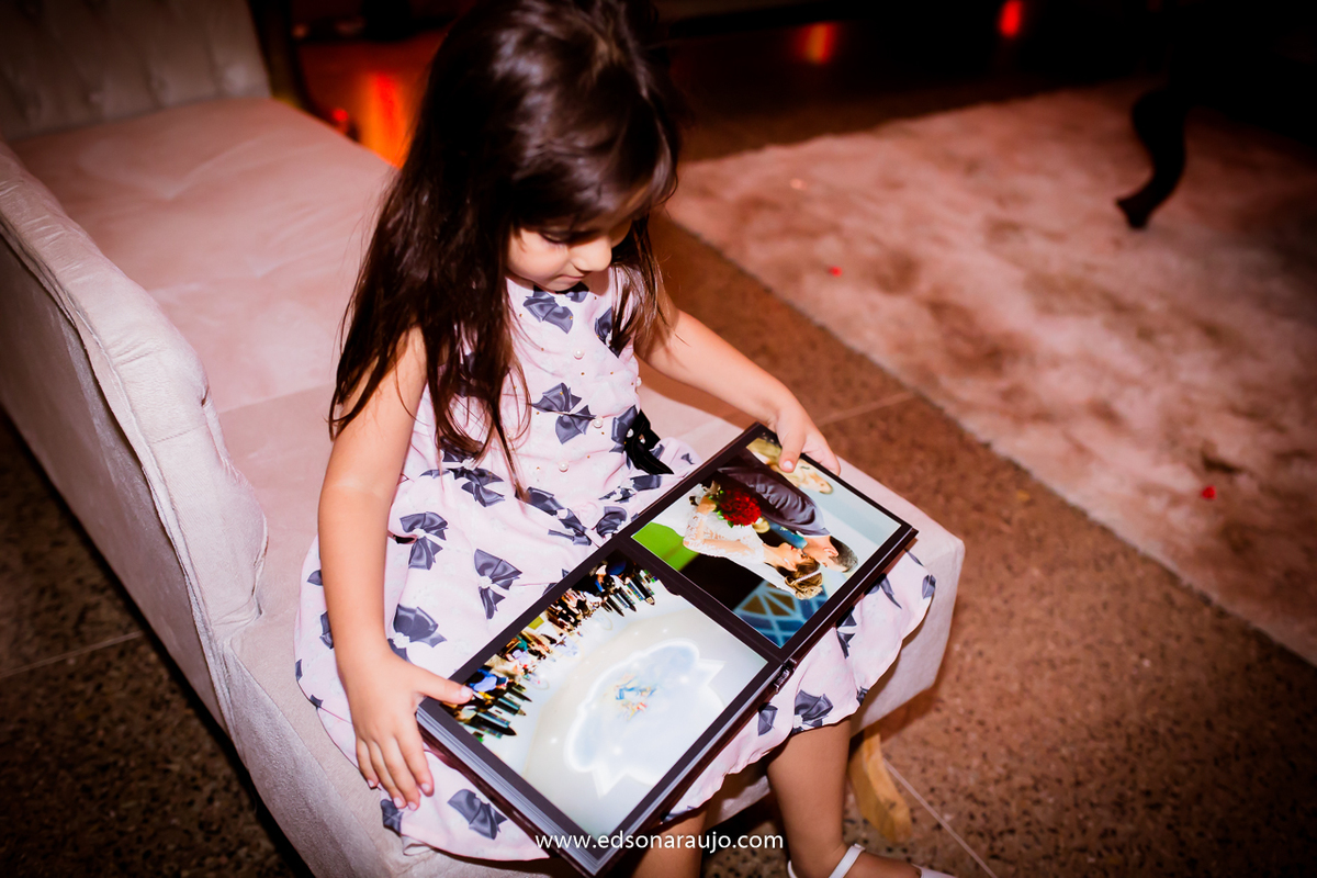 fotografo entrega album para noivos no mesmo dia do casamento, fotografo de joao pinheiro inova e entrega album no mesmo dia do casamento, 
fotografo edson araujo melhor fotografo de casamentos de joao pinheiro, album de casamento no mesmo dia, edson