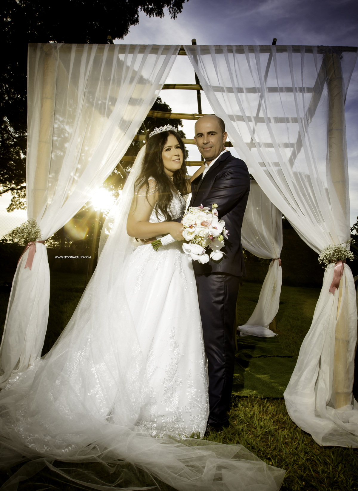 Casamento lindo no campo da Marlei e Jose Mario em Lagoa Grande em MG, Casamento ao por do sol, casamento no gramado, edson araujo fotografias, melhor fotografo de patos de minas e regiao, melhor fotografo de casamentos.