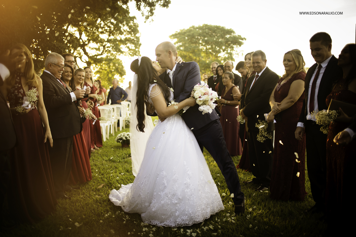 Casamento lindo no campo da Marlei e Jose Mario em Lagoa Grande em MG, Casamento ao por do sol, casamento no gramado, edson araujo fotografias, melhor fotografo de patos de minas e regiao, melhor fotografo de casamentos.