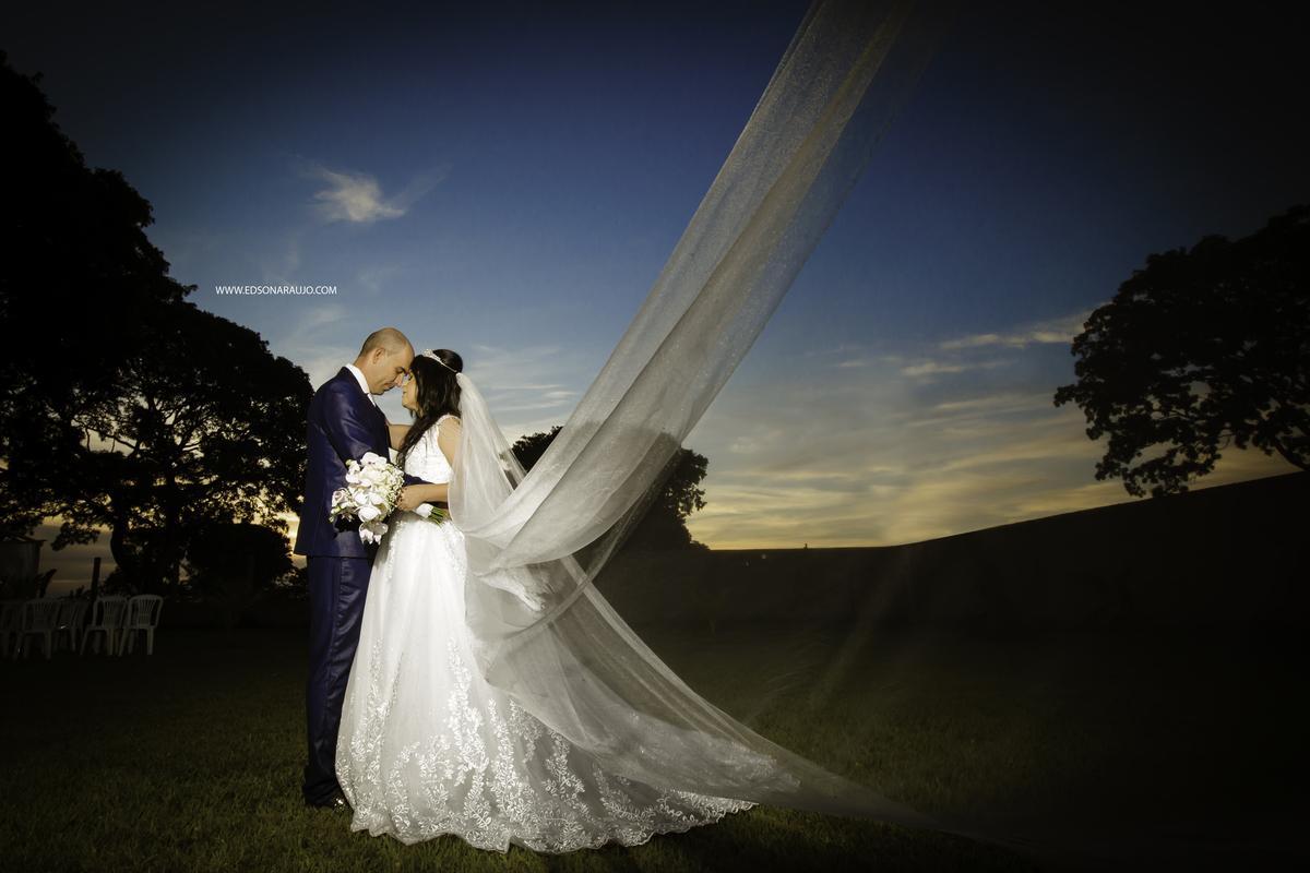Casamento lindo no campo da Marlei e Jose Mario em Lagoa Grande em MG, Casamento ao por do sol, casamento no gramado, edson araujo fotografias, melhor fotografo de patos de minas e regiao, melhor fotografo de casamentos.