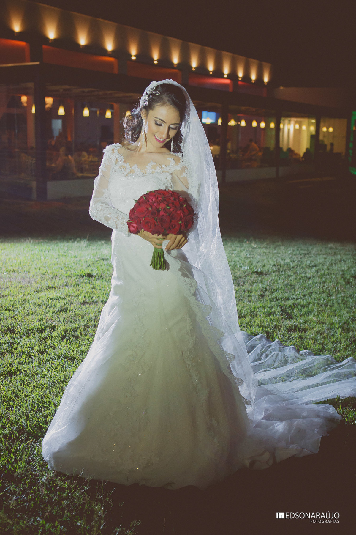 Edson, Edson ARaujo, Edson Araujo Fotografias, Noivas de João Pinheiro, Vestido de noiva, buque vermelhor, véu de noiva, Riviera, Salão do kika,