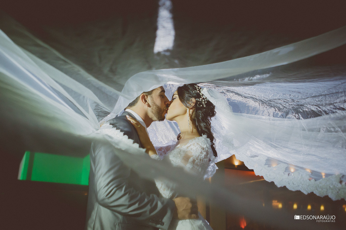 Edson, Edson ARaujo, Edson Araujo Fotografias, Noivas de João Pinheiro, Vestido de noiva, buque vermelhor, véu de noiva, Riviera, Salão do kika,