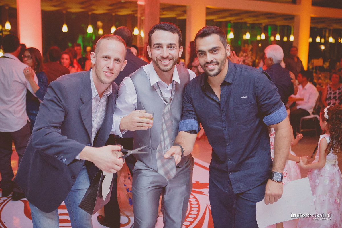 Edson, Edson ARaujo, Edson Araujo Fotografias, Noivas de João Pinheiro, Vestido de noiva, buque vermelhor, véu de noiva, Riviera, Salão do kika,