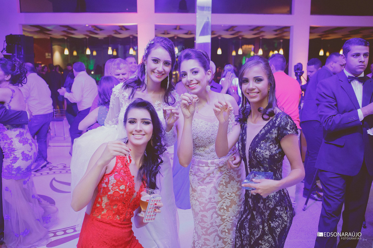 Edson, Edson ARaujo, Edson Araujo Fotografias, Noivas de João Pinheiro, Vestido de noiva, buque vermelhor, véu de noiva, Riviera, Salão do kika,