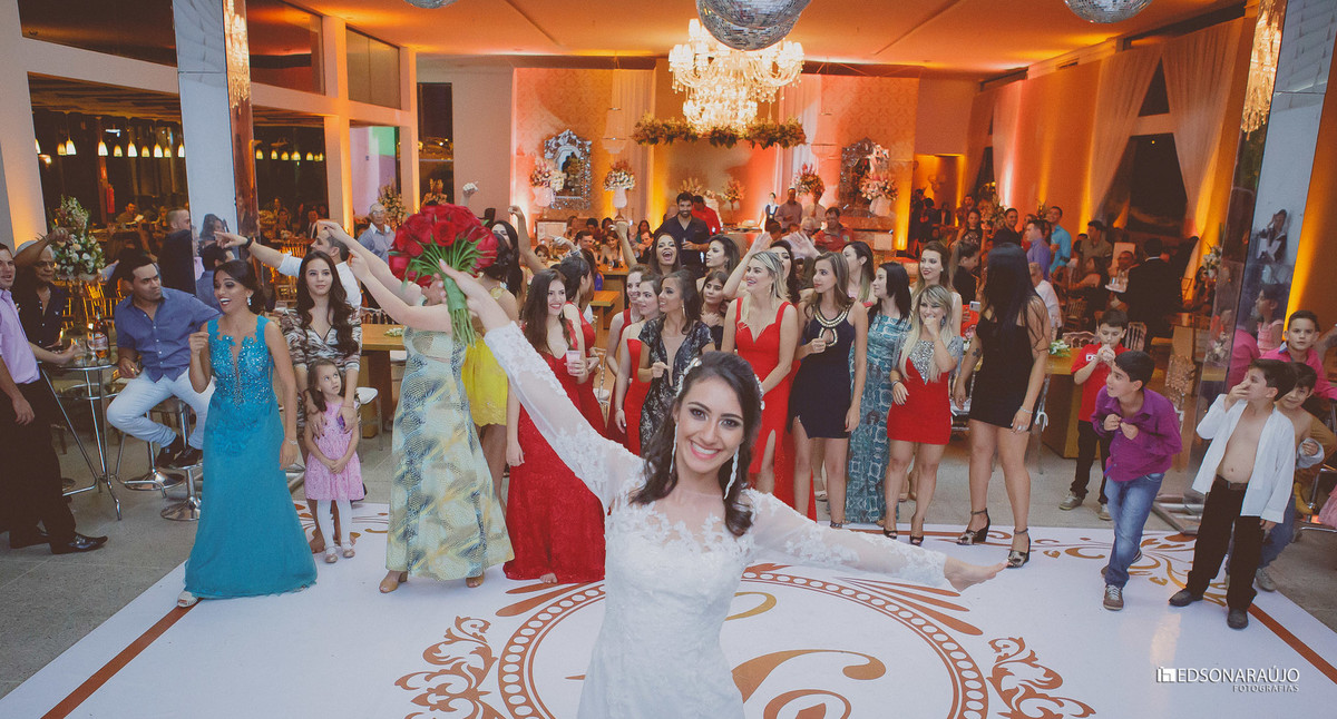 Edson, Edson ARaujo, Edson Araujo Fotografias, Noivas de João Pinheiro, Vestido de noiva, buque vermelhor, véu de noiva, Riviera, Salão do kika,