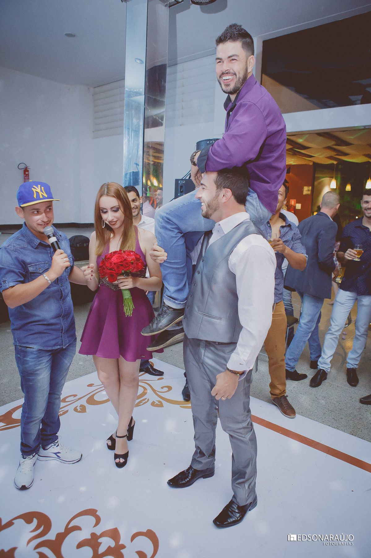 Edson, Edson ARaujo, Edson Araujo Fotografias, Noivas de João Pinheiro, Vestido de noiva, buque vermelhor, véu de noiva, Riviera, Salão do kika,