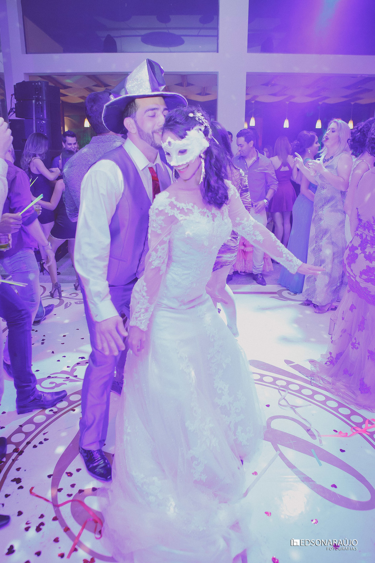 Edson, Edson ARaujo, Edson Araujo Fotografias, Noivas de João Pinheiro, Vestido de noiva, buque vermelhor, véu de noiva, Riviera, Salão do kika,